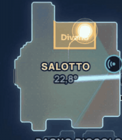 Animazione della mappa del salotto: il pallino della persona entra nel rettangolo Divano, che si riempie di arancione, poi esce verso il tavolo e il rettangolo torna tratteggiato