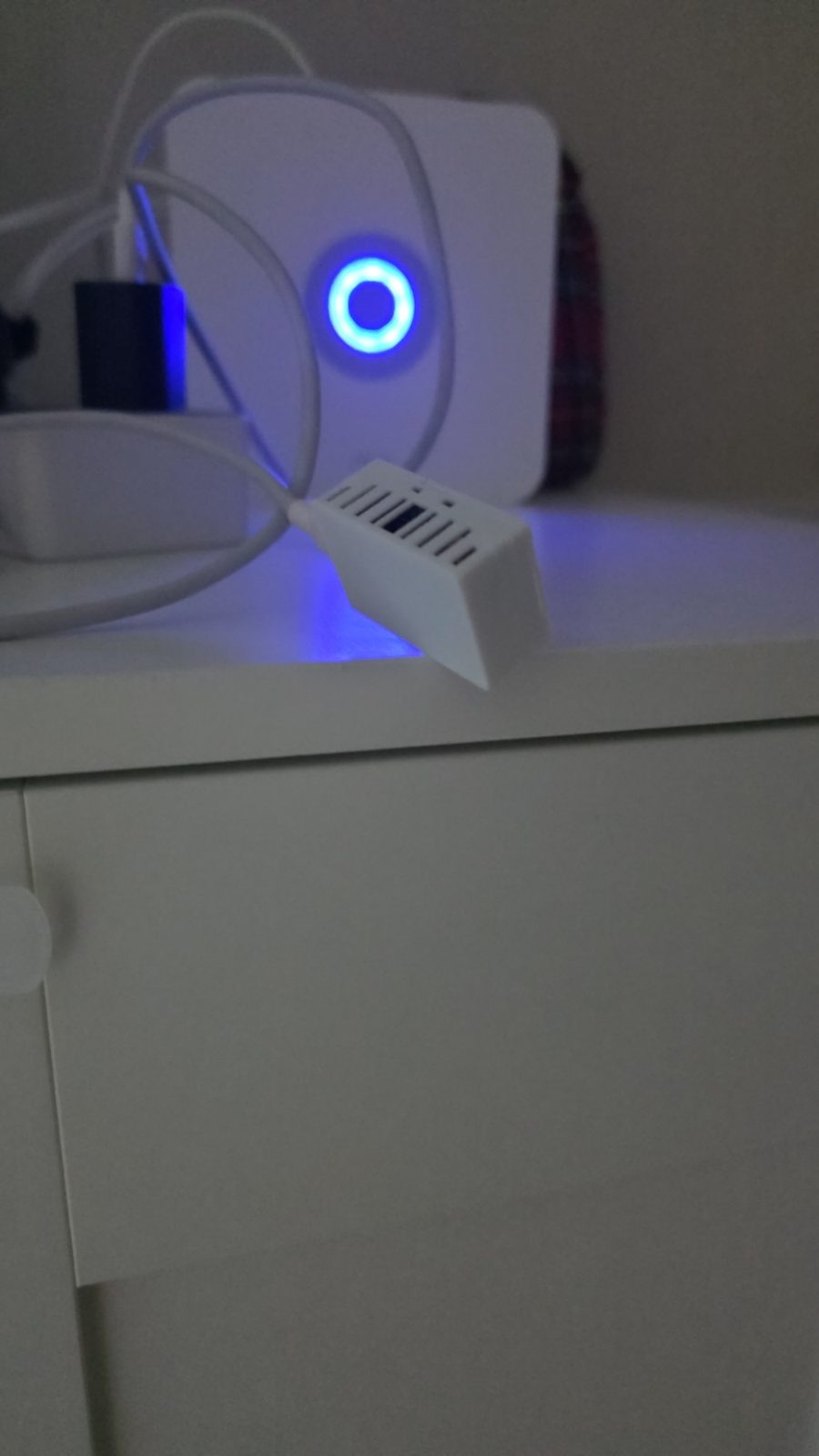 Sensore Apollo MSR-2 appoggiato inclinato sul piano di un mobile bianco, con il cavo USB-C collegato