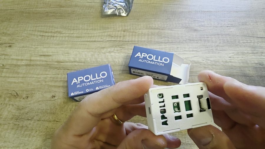 Apollo MTR-1 tenuto in mano: case bianco con il logo APOLLO traforato e la porta USB-C