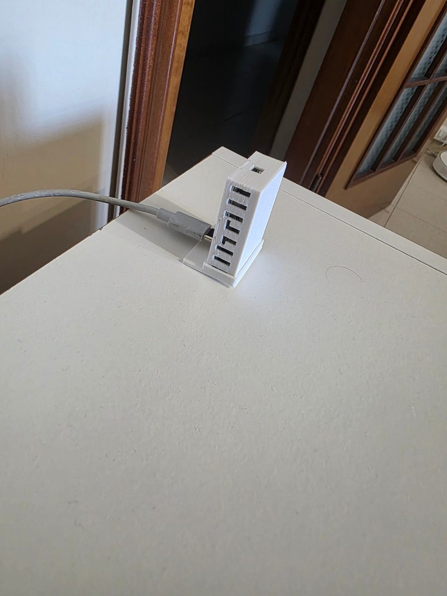 Apollo MTR-1 in piedi sul suo piedino su un mobile bianco, con il cavo USB-C collegato al lato