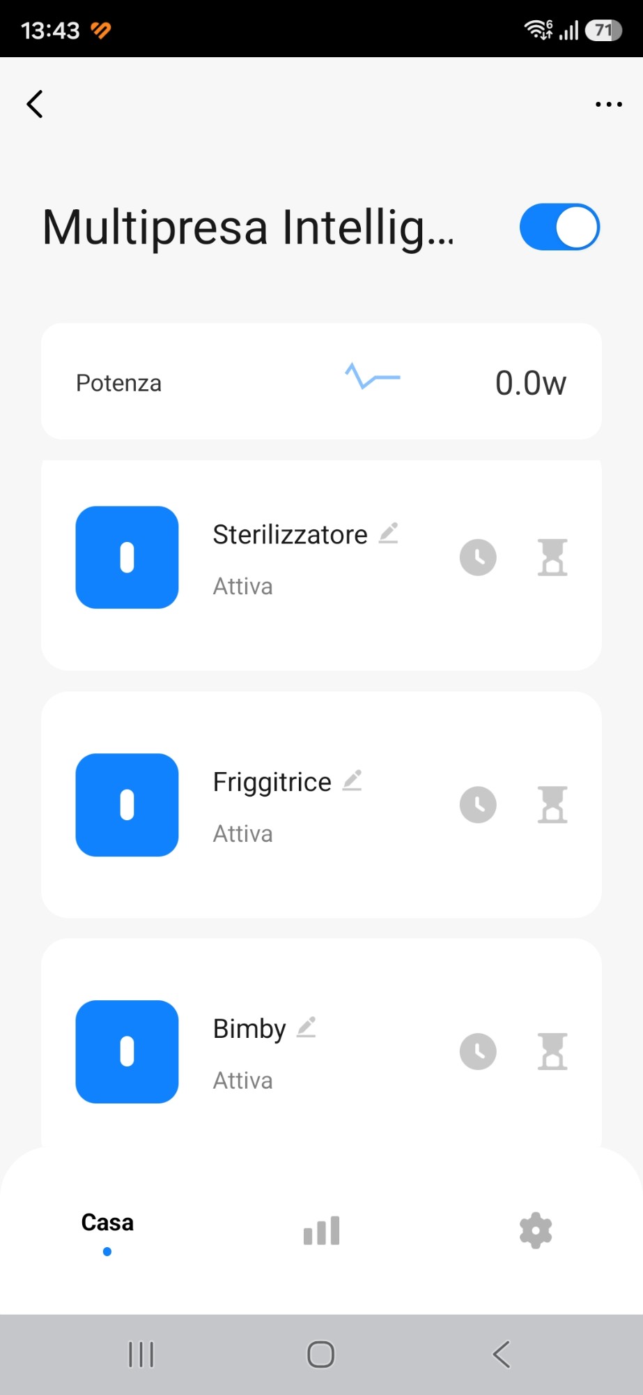 Schermata dell'app Smart Life con le tre prese della multipresa rinominate Sterilizzatore, Friggitrice e Bimby, tutte attive