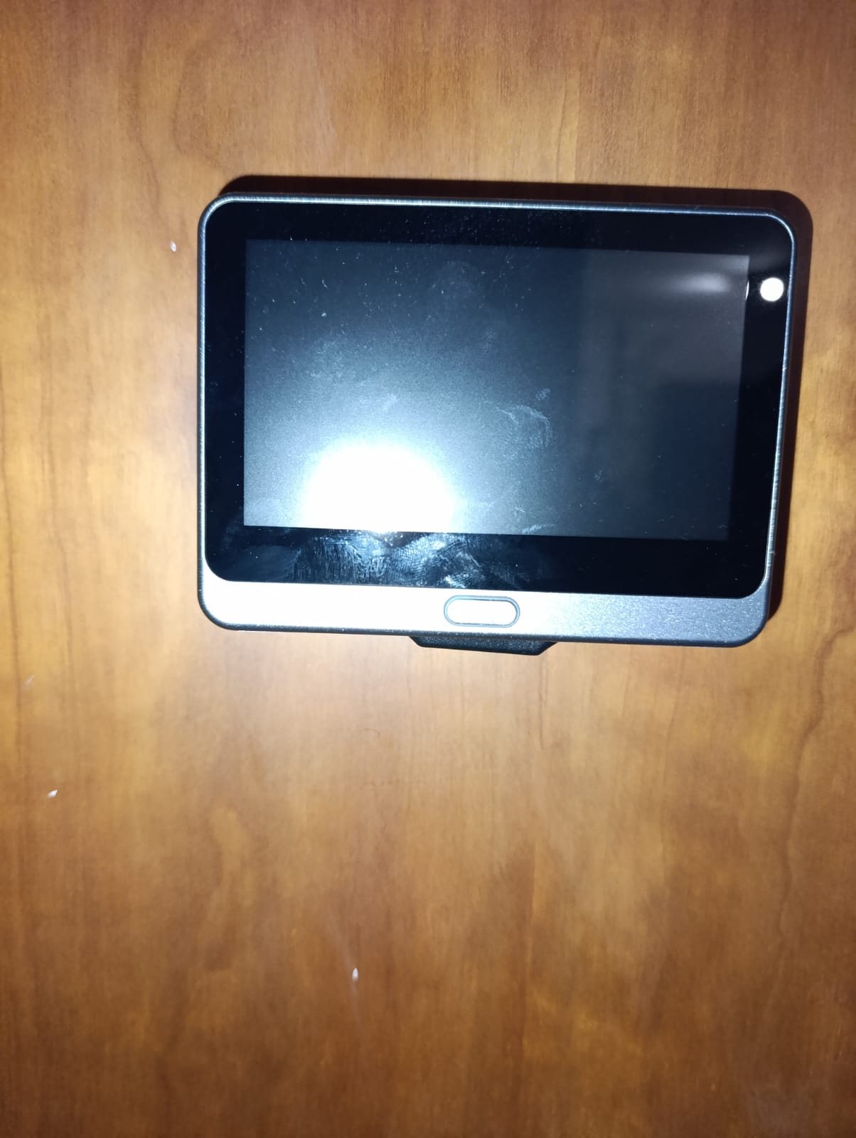 Primo piano del monitor touch da 4,3 pollici dell'EZVIZ CP4 con il pulsante sotto lo schermo