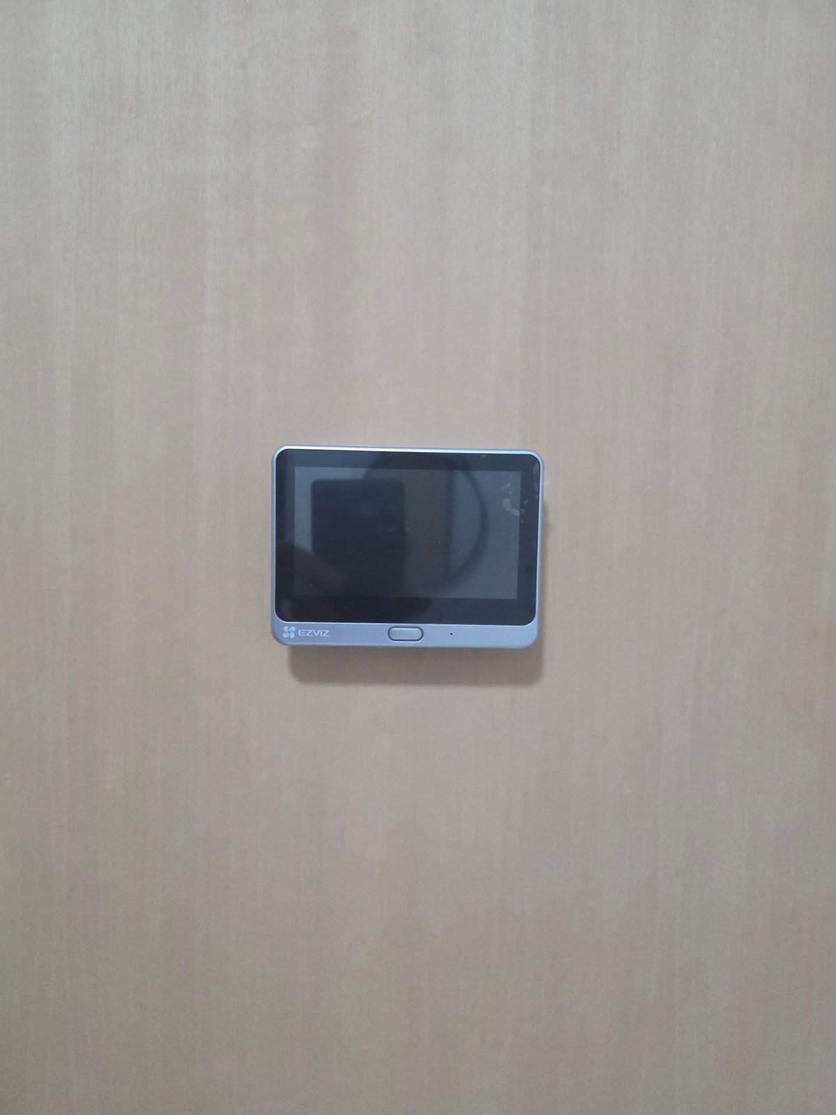Monitor dello spioncino EZVIZ DP1C montato all'interno della porta