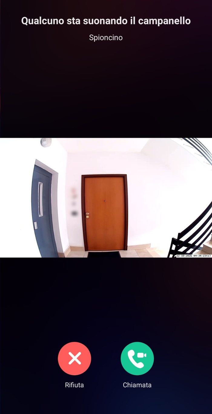 Schermata dell'app EZVIZ con la scritta Qualcuno sta suonando il campanello, l'immagine del pianerottolo e i tasti Rifiuta e Chiamata