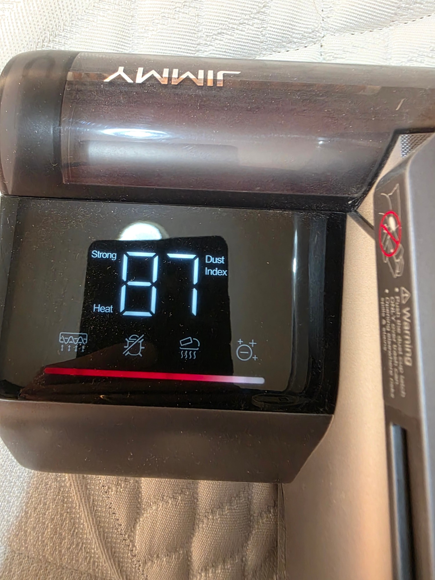 Display del JIMMY BX8 Pro con indice di polvere a 87 in modalità Strong