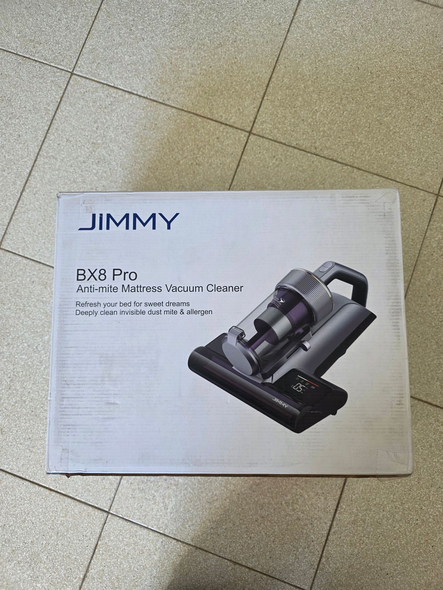 Scatola sigillata del JIMMY BX8 Pro con l'immagine del prodotto e lo slogan Refresh your bed for sweet dreams