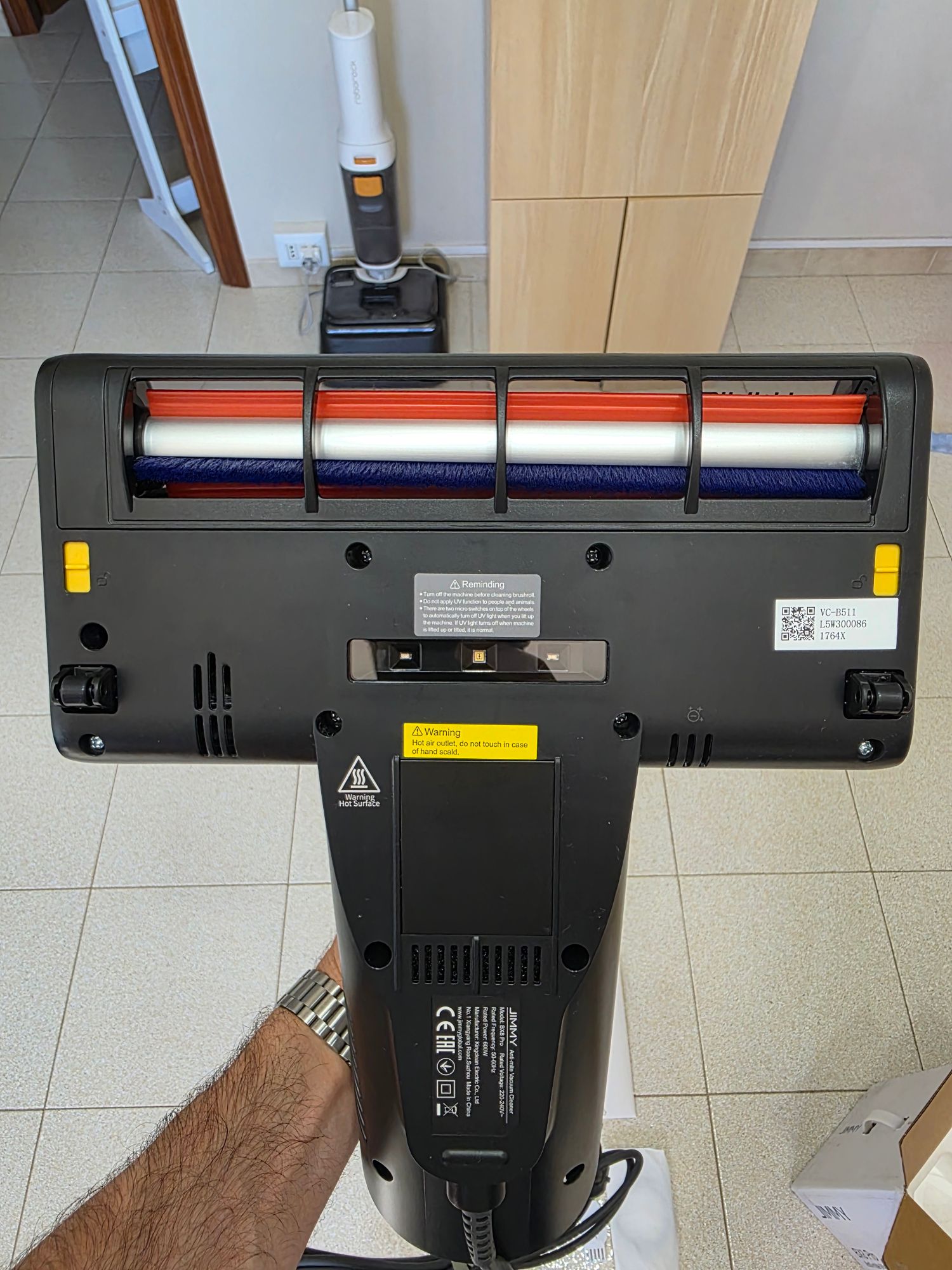 Vista dal basso della spazzola a rullo del JIMMY BX8 Pro con l'etichetta di sicurezza sullo spegnimento automatico della luce UV