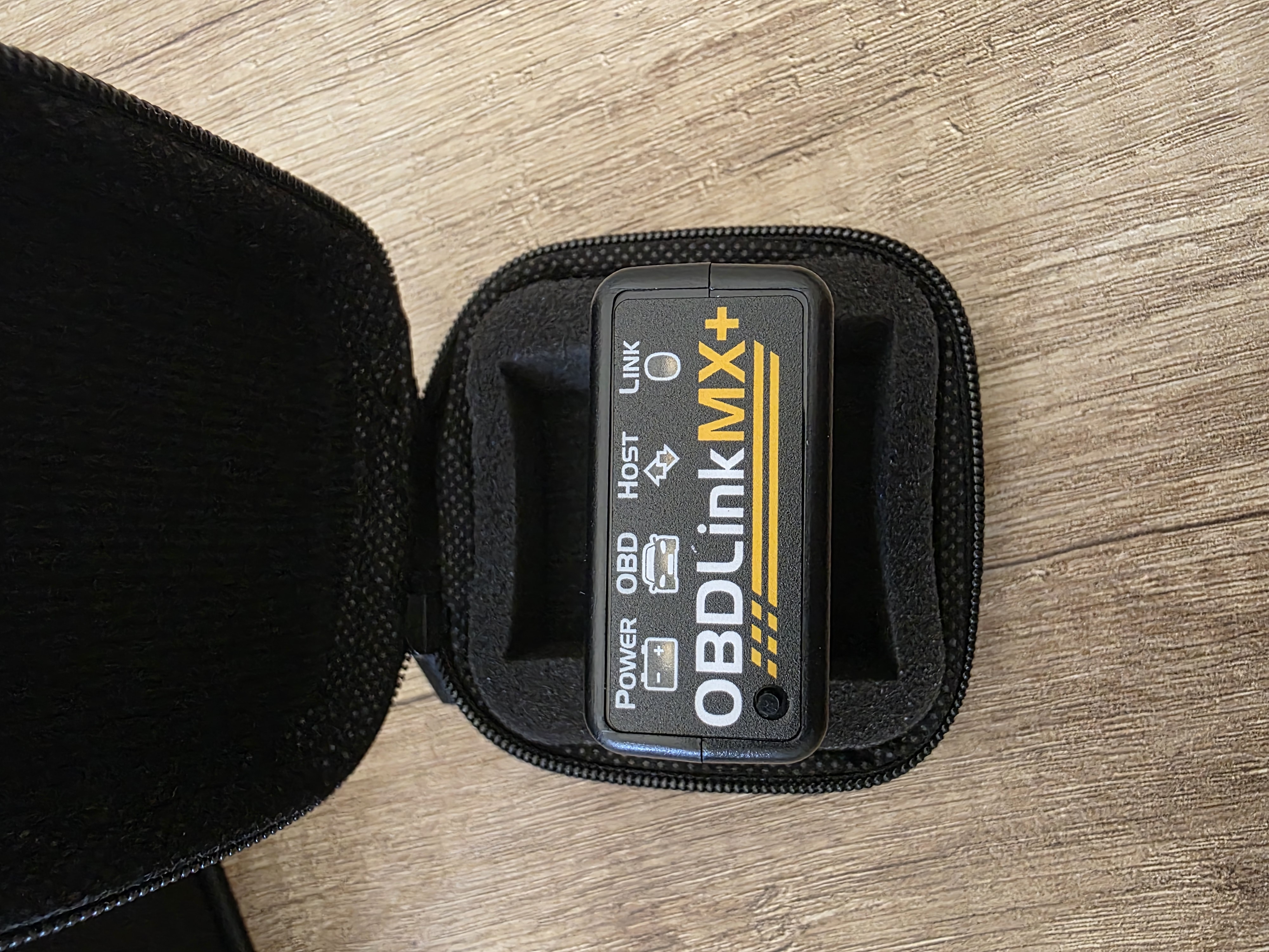 OBDLink MX+ nella custodia, con i quattro indicatori Power/OBD/Host/Link
