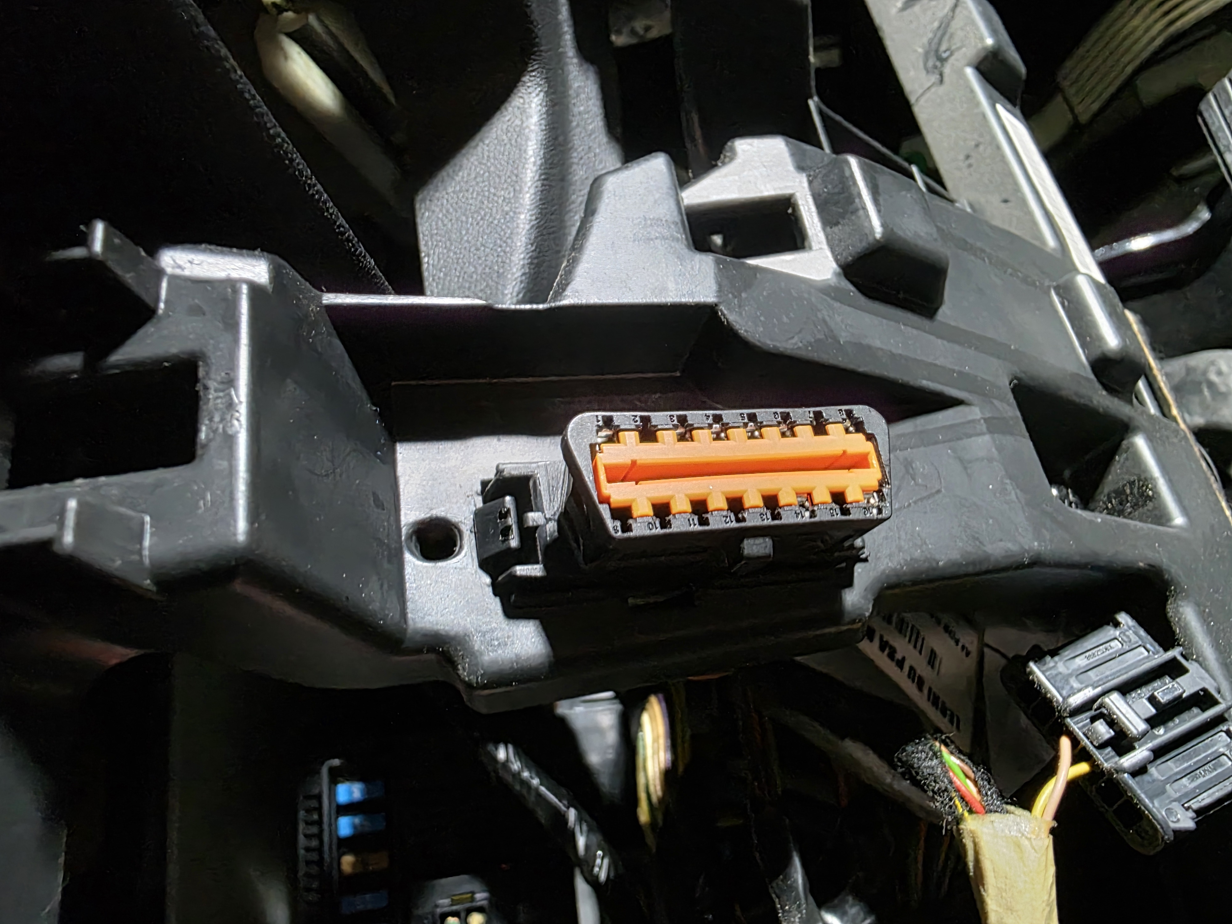 Presa OBD-II a 16 pin sotto il piantone dello sterzo, prima di collegare l'adattatore