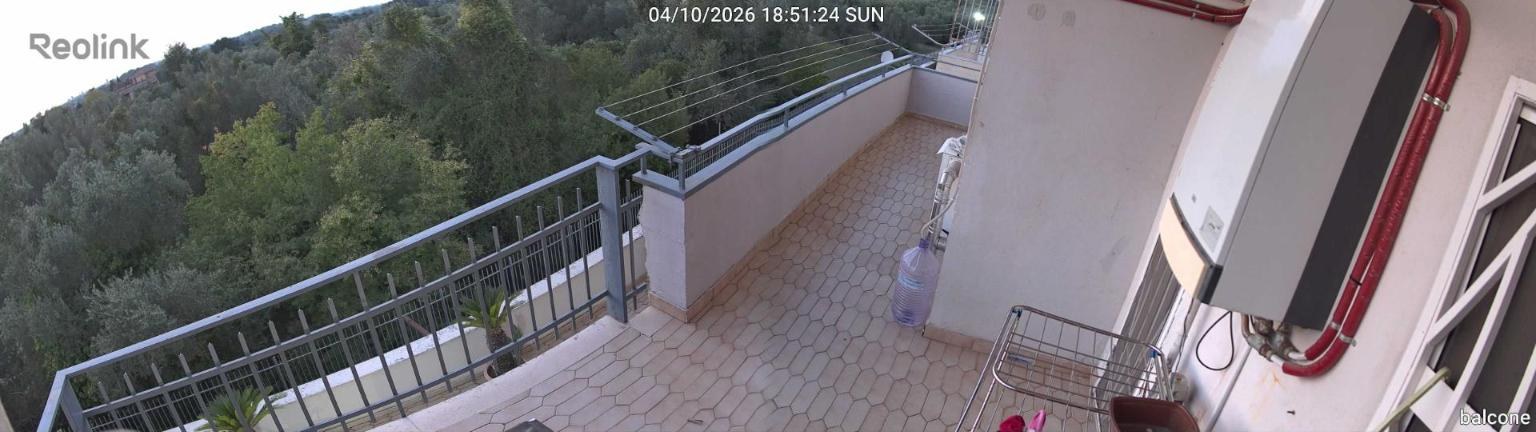 Istantanea panoramica a 180 gradi del balcone scattata dalla Reolink Argus 4 Pro e mostrata in Home Assistant
