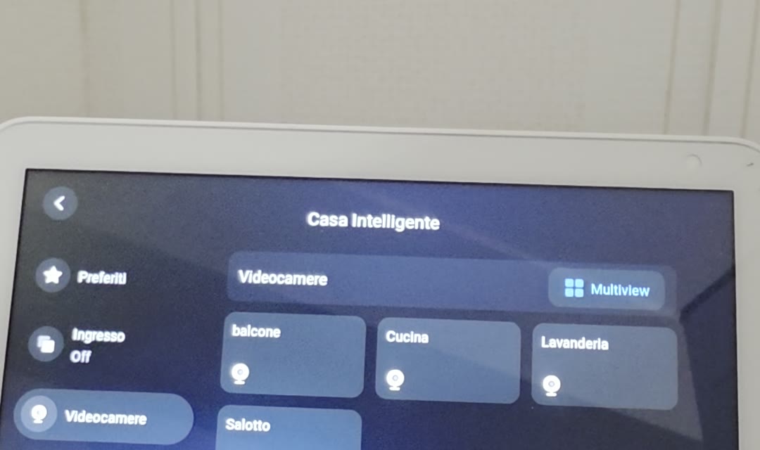 Echo Show con il menu Casa intelligente, sezione Videocamere, e la telecamera balcone