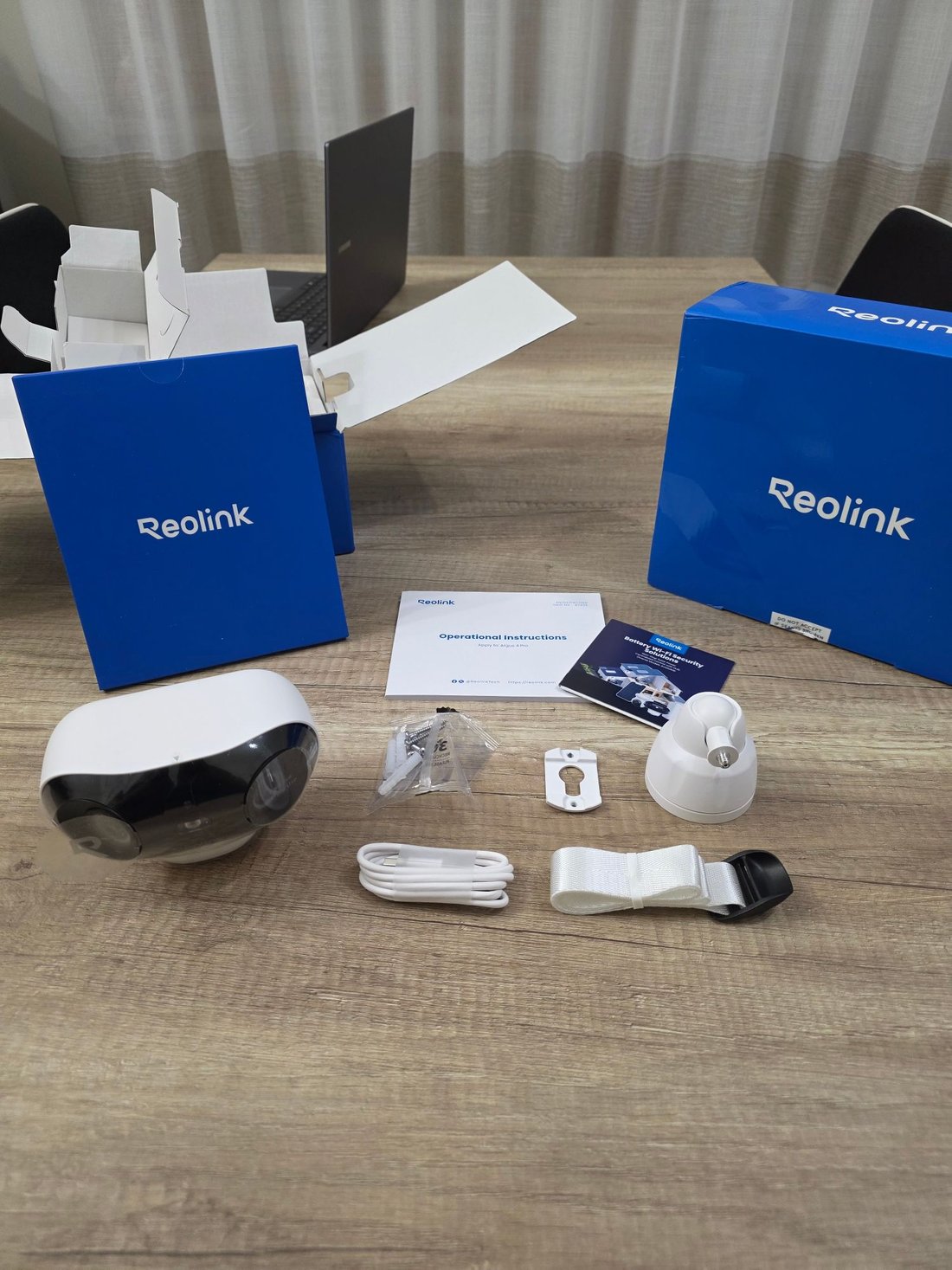 Contenuto della scatola di Reolink Argus 4 Pro: telecamera, supporto, viti, cavo USB-C, cinghia e istruzioni