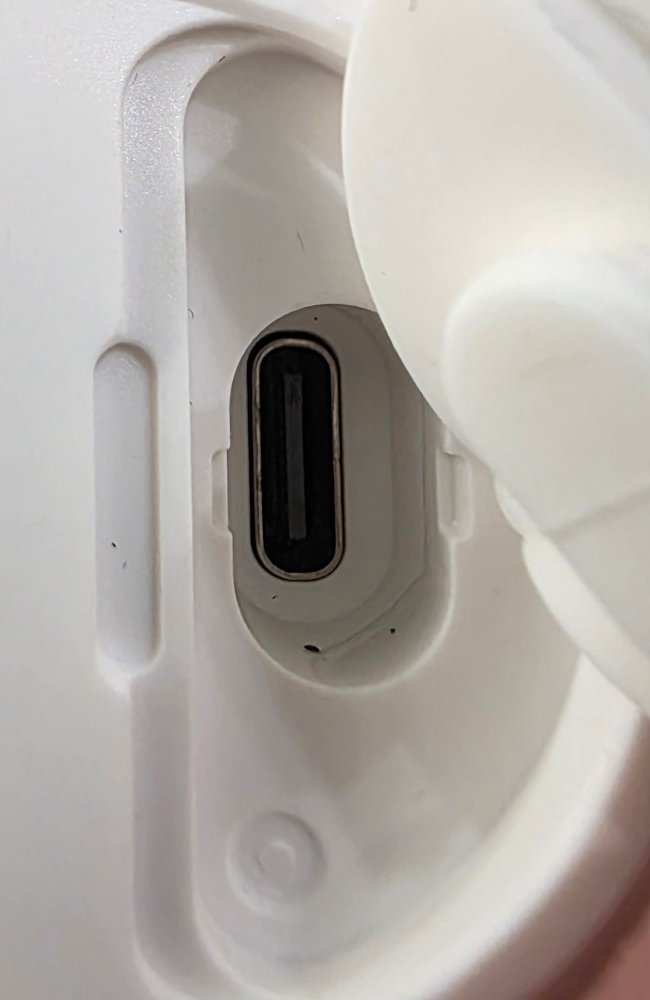 Porta USB-C sotto lo sportello posteriore di Reolink Argus 4 Pro
