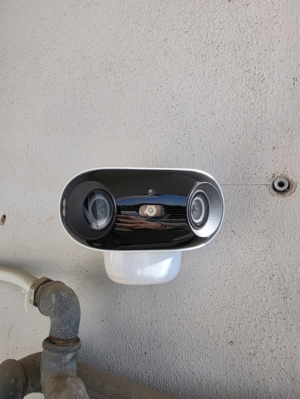 Reolink Argus 4 Pro agganciata al supporto sul muro del balcone