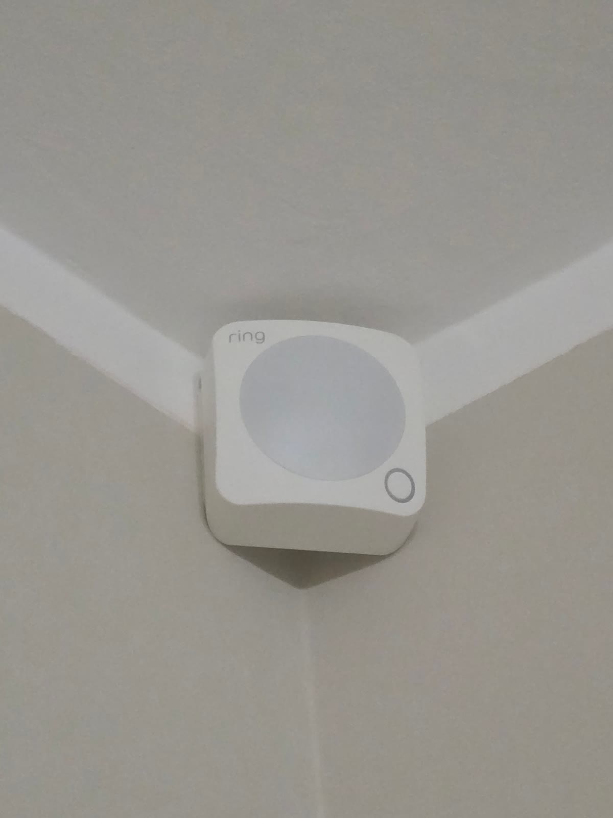 Primo piano del rilevatore di movimento Ring Alarm con il logo Ring