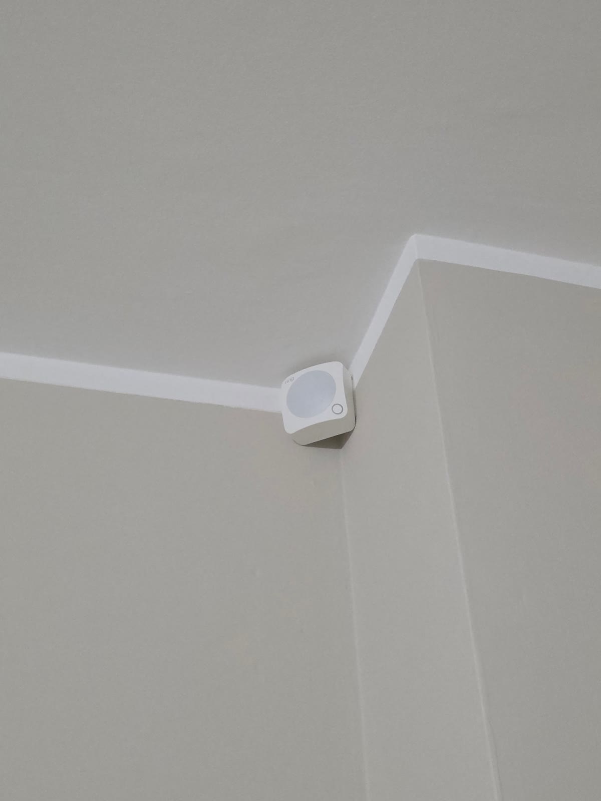 Rilevatore di movimento Ring Alarm montato nell'angolo alto del salotto