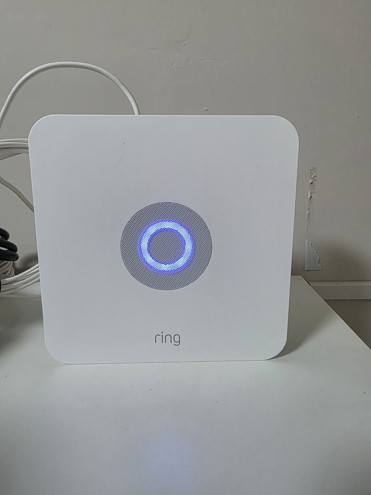 Stazione base Ring Alarm con l'anello luminoso blu acceso ad allarme disattivato
