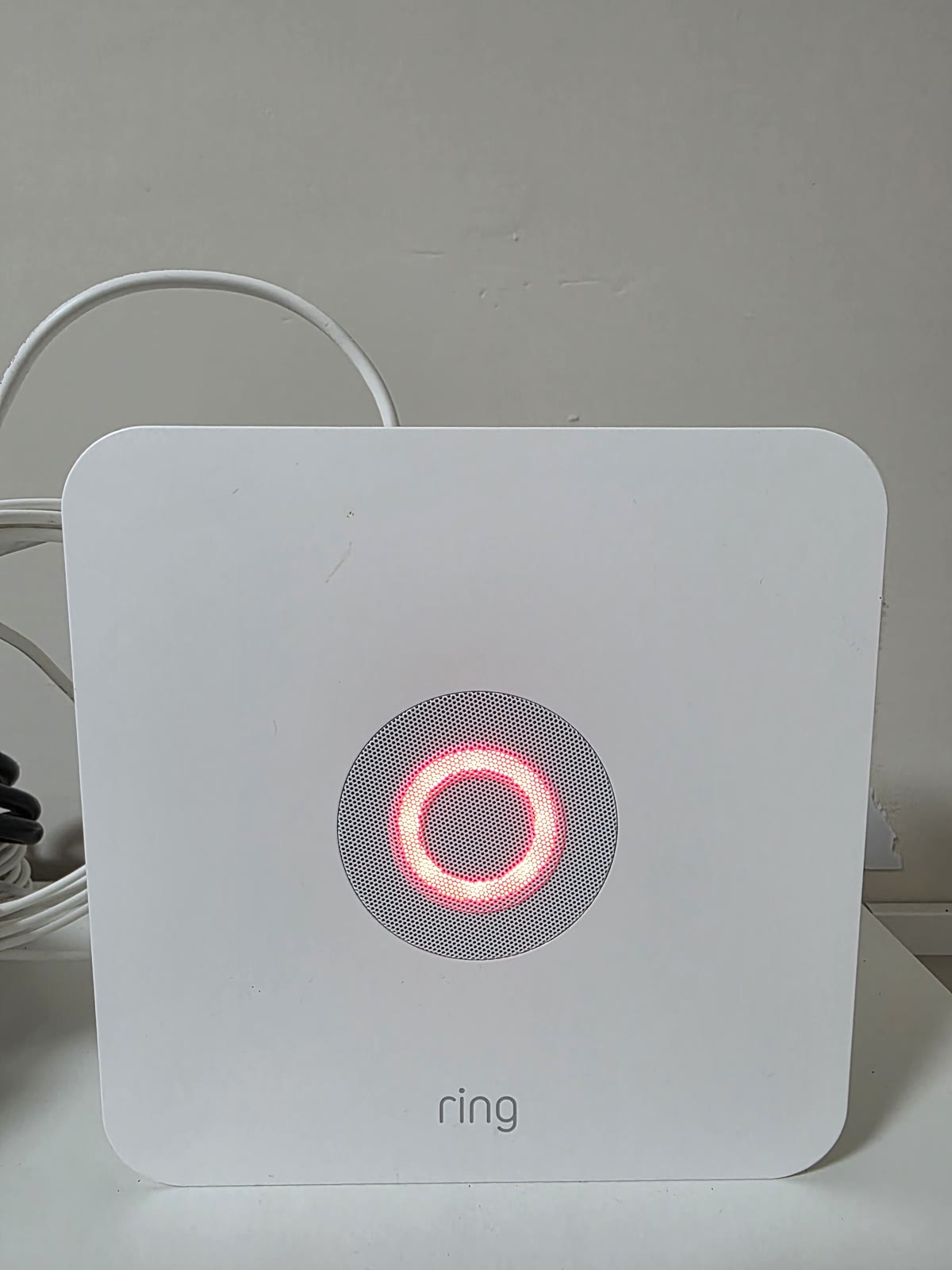 Stazione base Ring Alarm con l'anello luminoso rosso acceso ad allarme attivato