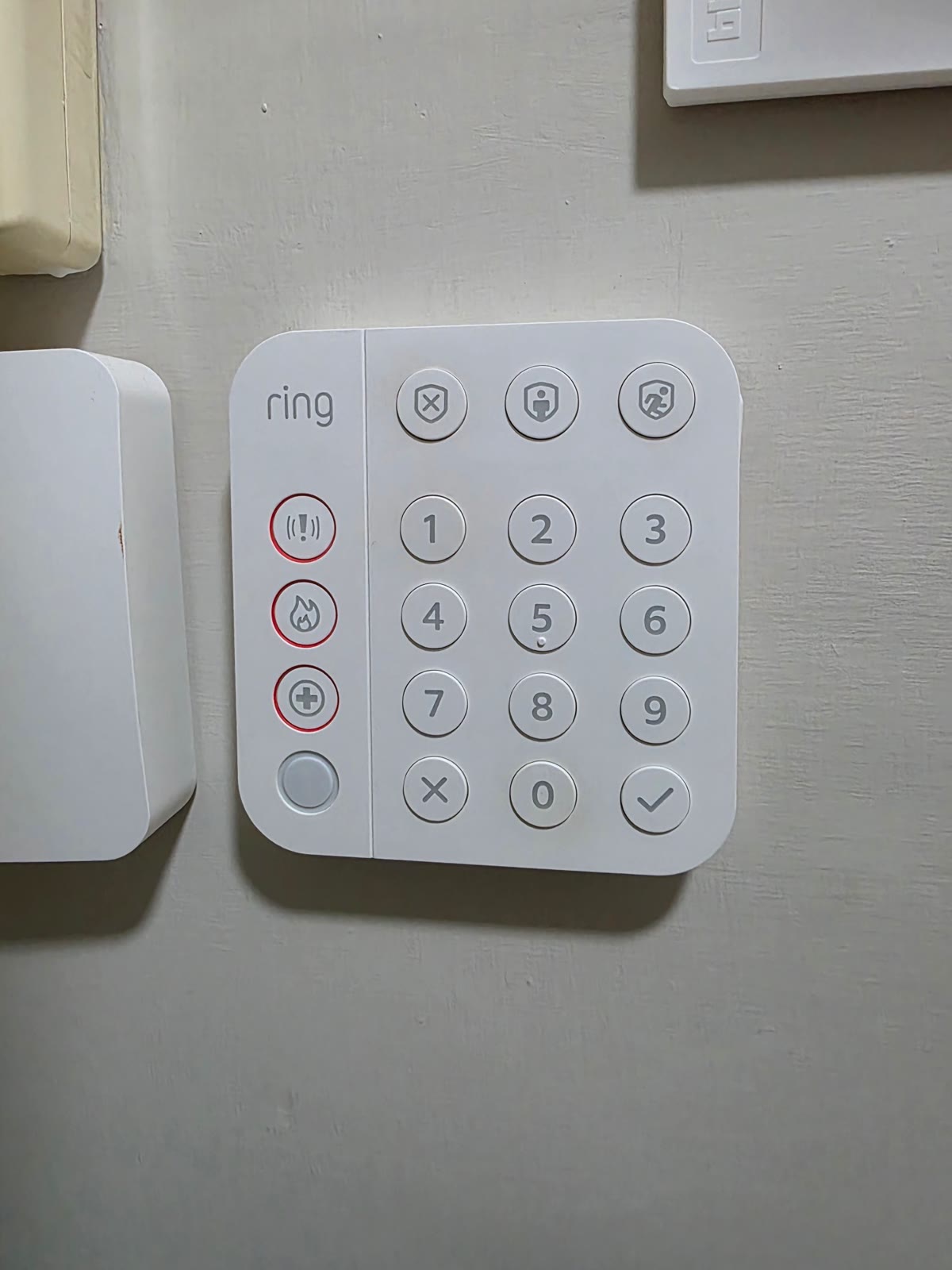Tastierino Ring Alarm di 2ª generazione con i tasti modalità, numerici e di emergenza