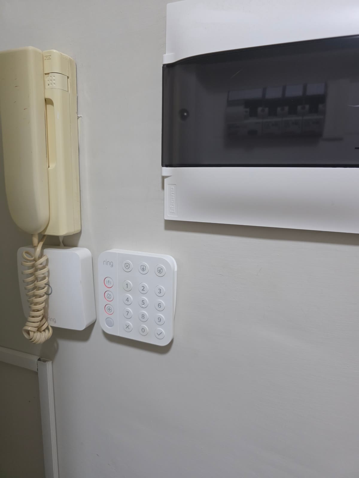 Tastierino Ring Alarm montato a parete all'ingresso, accanto al citofono