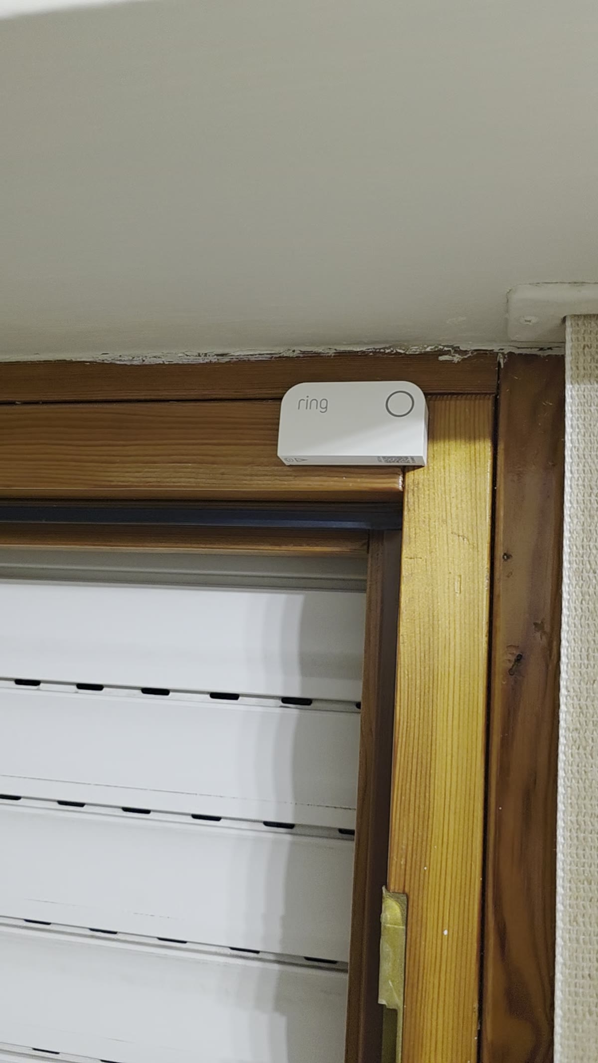 Balcone con sensore di contatto Ring Alarm: l'anta è aperta e il magnete si è allontanato dal sensore