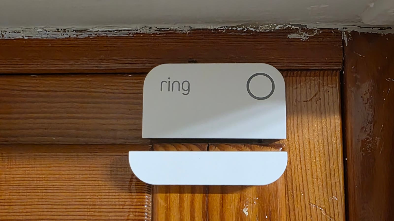 Sensore di contatto Ring Alarm di 2ª generazione montato su una finestra in legno