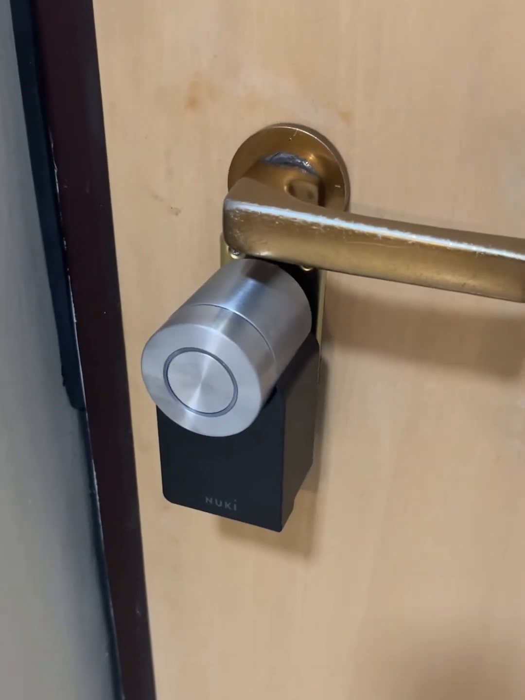 Nuki Smart Lock Pro di quarta generazione nera con pomolo in alluminio montata sotto la maniglia