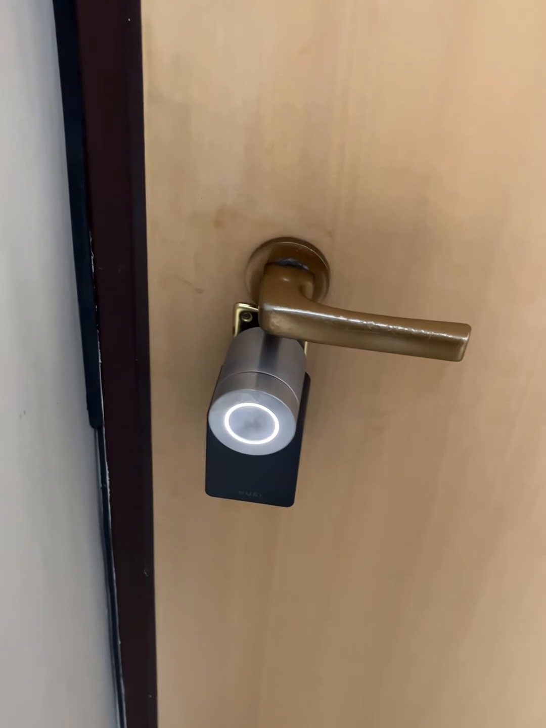 Pulsante della Nuki Smart Lock Pro con l'anello luminoso acceso dopo la pressione