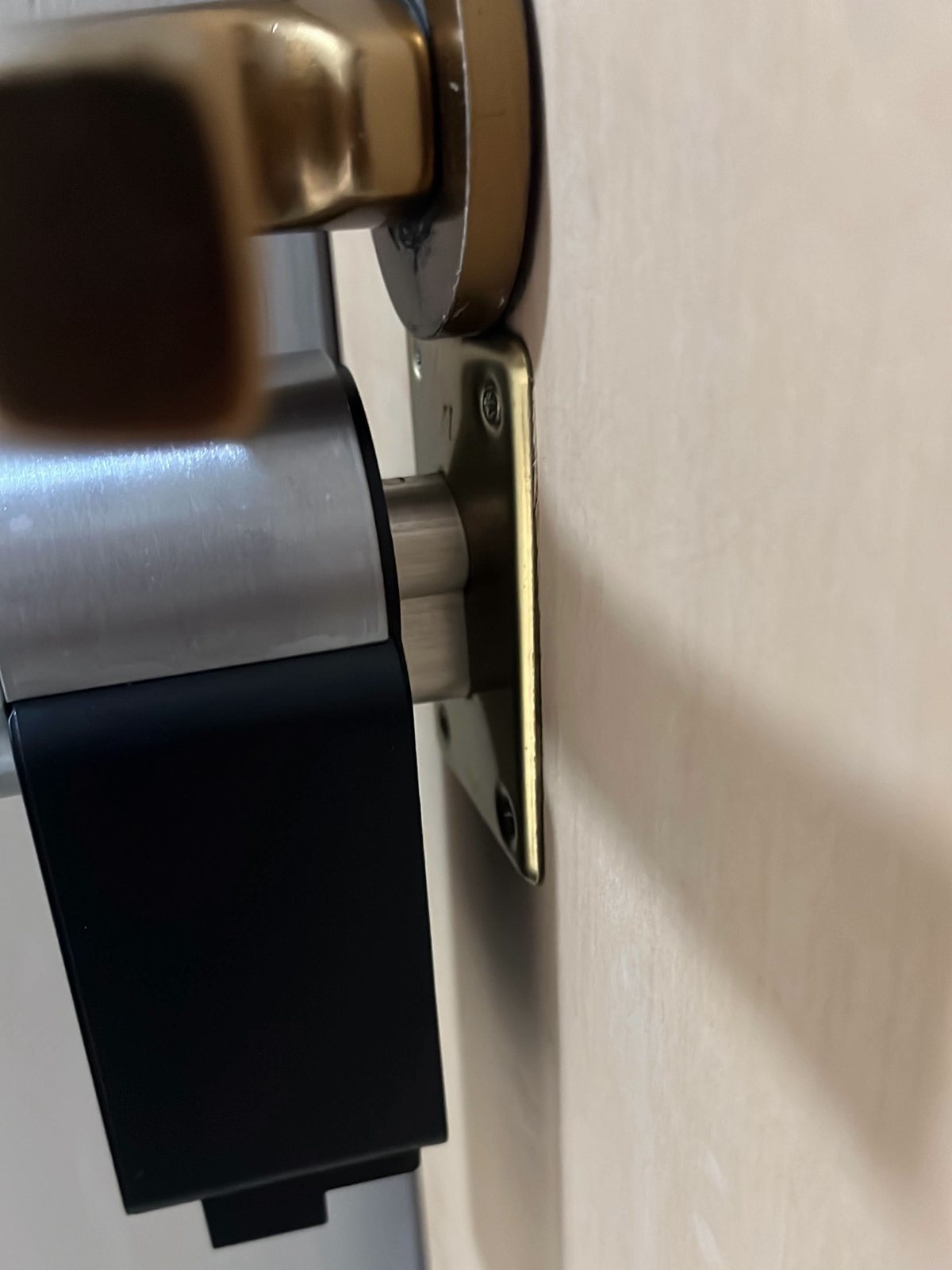 Nuki Smart Lock Pro vista di lato, montata sul cilindro sotto la maniglia della porta