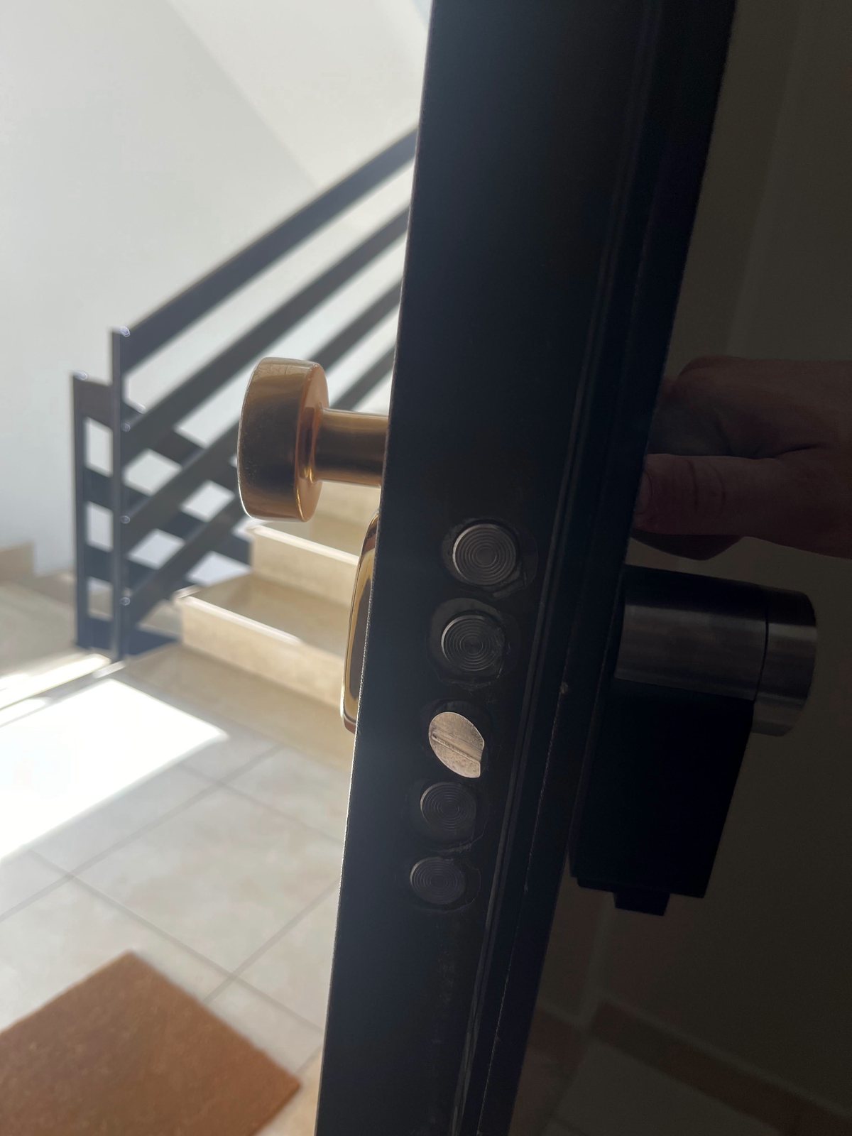 Bordo di una porta blindata aperta con i chiavistelli fuori e la Nuki montata all'interno