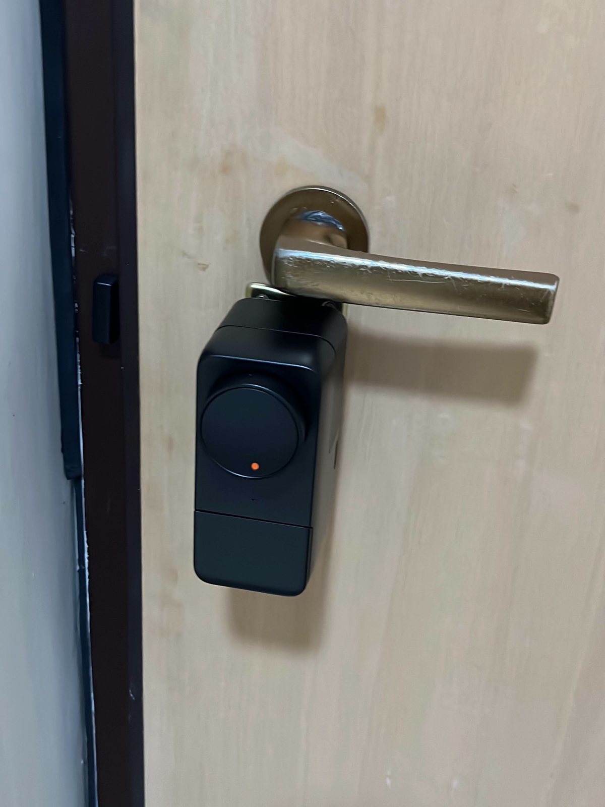 SwitchBot Lock Pro montata sulla porta d'ingresso vista da lontano, all'altezza della maniglia