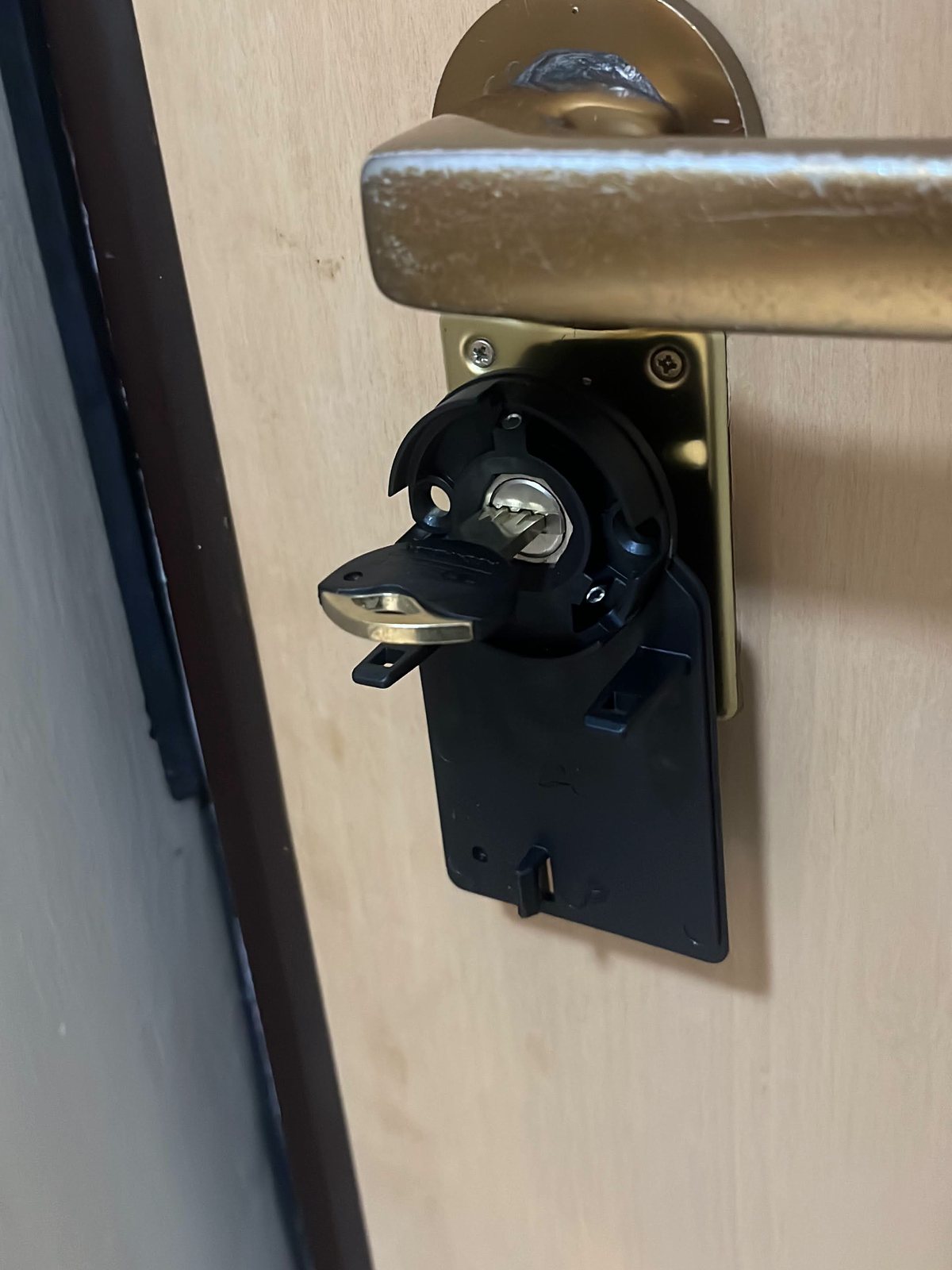 Base di montaggio della SwitchBot Lock Pro sopra il cilindro con la chiave inserita nell'adattatore