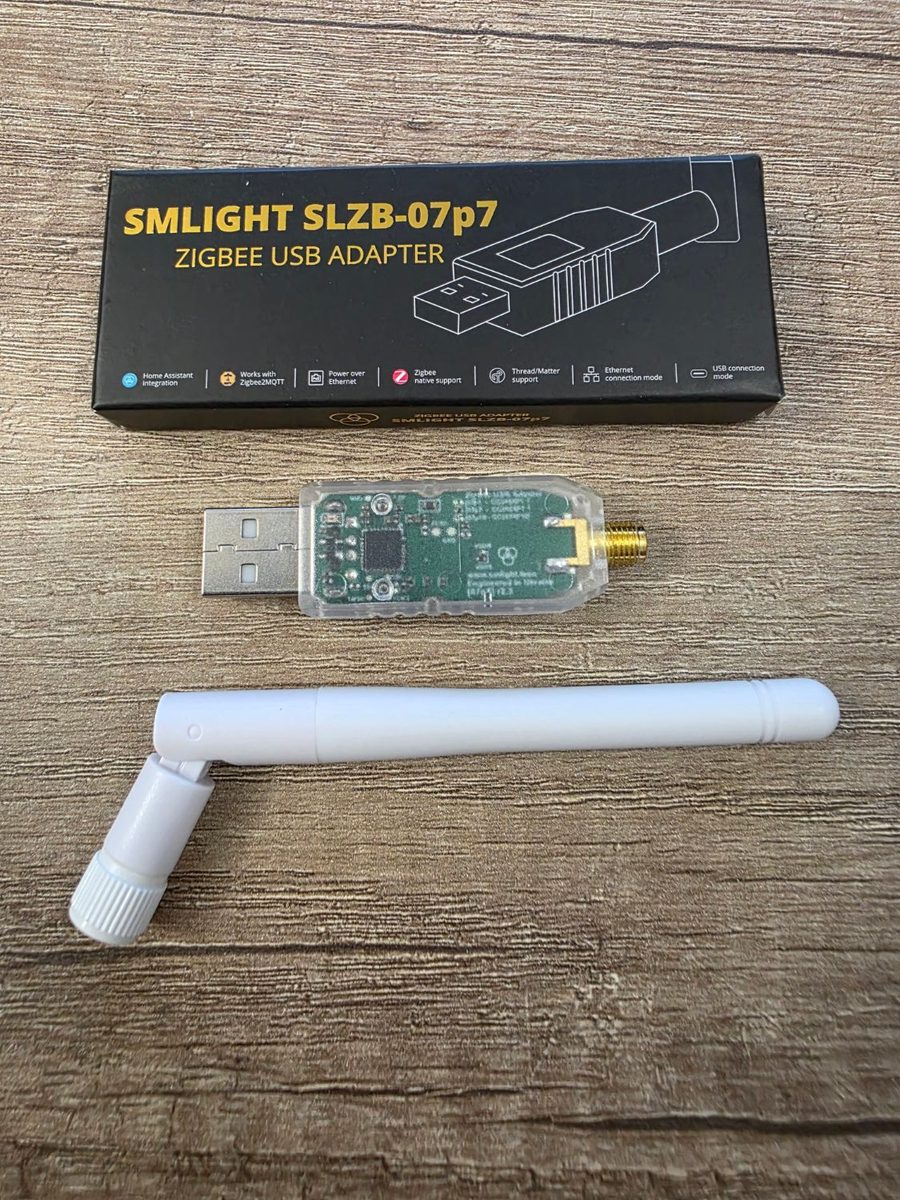 Confezione nera SMLIGHT SLZB-07p7 Zigbee USB Adapter con sotto la chiavetta dal guscio trasparente e l'antenna bianca orientabile