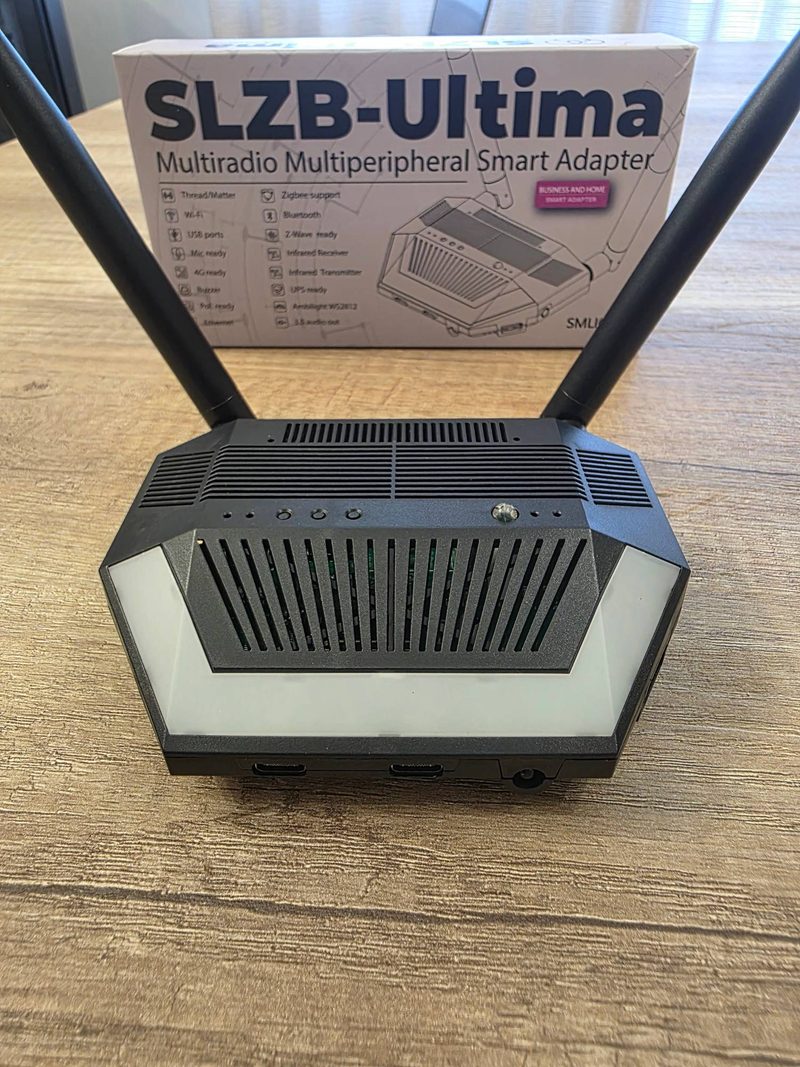 SMLIGHT SLZB-Ultima nera con il frontale bianco e due antenne, davanti alla sua scatola
