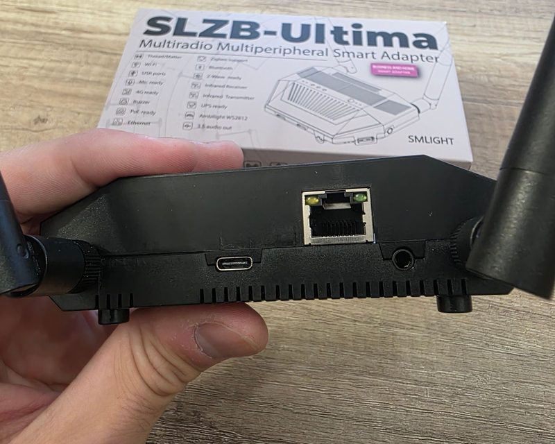 Retro della SLZB-Ultima con la presa di rete RJ45 al centro e la presa USB-C a sinistra