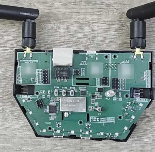 Scheda della SLZB-Ultima aperta con i tre alloggiamenti vuoti per i moduli Z-Wave, PoE e 4G