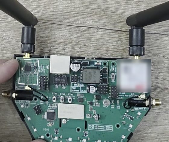 Scheda della SLZB-Ultima con i moduli Z-Wave a sinistra, PoE al centro e 4G a destra montati