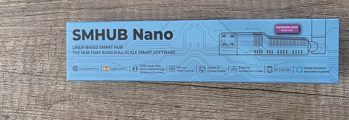 Scatola azzurra dello SMLIGHT SMHUB Nano con la scritta Linux-based smart hub e le icone delle funzioni